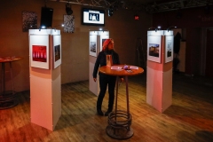 - Foyer Kühlschiff Fotoausstellung des Foto-Club Unna mit Besucherin