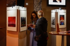 - Foyer Kühlschiff Fotoausstellung des Foto-Club Unna mit Besucherin und Mitglied Rosa Grashoff