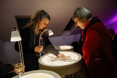 - Kunstolymp Schmuckdesignerin präsentiert einer Besucherin den hergestellten Schmuck